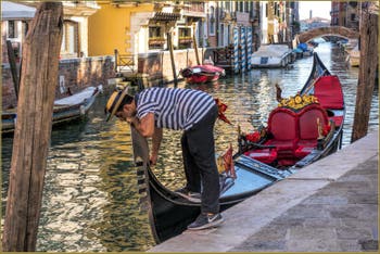 Gondolier sur le Rio de San Vio, dans le Sestier du Dorsoduro à Venise.
