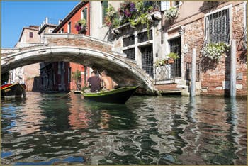 En bateau sur le Rio de San Felice, sous le pont Chiodo, dans le Sestier du Cannaregio à Venise.