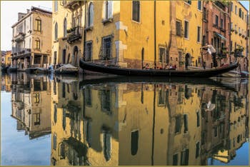 Gondole dans les reflets d'or du Rio Priuli, dans le Sestier du Cannaregio à Venise.