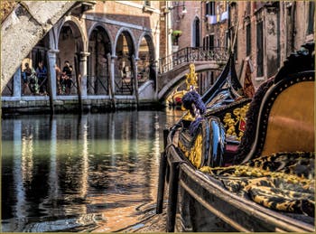 Goldene Gondel auf dem Rio Widman im Sestier des Cannaregio in Venedig.