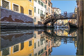 Le miroir parfait du Rio Priuli sous le pont de le Vele, dans le Sestier du Cannaregio à Venise.
