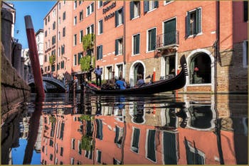Gondole sur le Rio dei Bareteri, dans le Sestier de Saint-Marc à Venise.