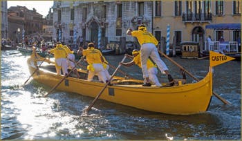 La Caorlina jaune du Castello à la Regata Storica, la Régate Historique de Venise.