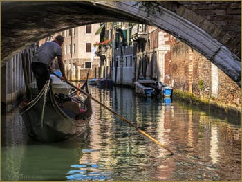 Gondole dans les reflets du Rio dei Santi Apostoli, dans le Sestier du Cannaregio à Venise.