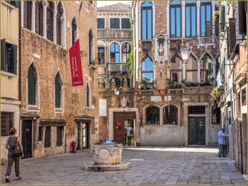 Le Campiello de Santa Maria Nova, son puits et ses palais, dans le Sestier du Cannaregio à Venise.