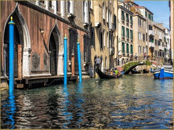 En gondole et en beauté, dans les couleurs du Rio de la Fava dans le Sestier de Saint-Marc à Venise.