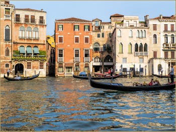 Gondoles sur le Grand Canal de Venise, face au Campiello del Remer, dans le Sestier du Cannaregio à Venise.