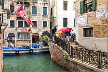 Pluie et Parapluies sur le Pont del Cristo, dans le Sestier du Cannaregio à Venise.