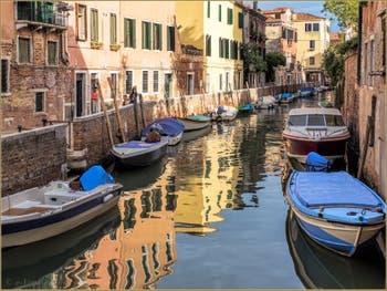 La Fondamenta et les reflets du joli Rio del Trapolin, dans le Sestier du Cannaregio à Venise.