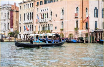 Le Traghetto de Santa Sofia sur le Grand Canal, devant le Palais Sagredo, dans le Sestier du Cannaregio à Venise.