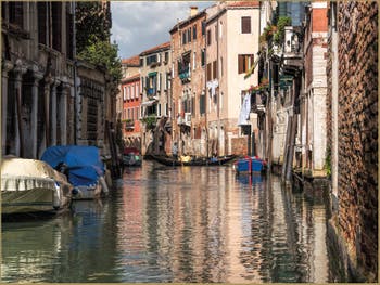 Sandolo et reflets, sur le Rio dei Santi Apostoli, dans le Cannaregio à Venise.