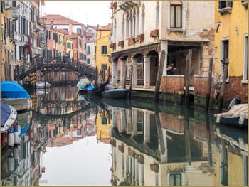 Le Miroir du Rio Priuli Santa Sofia, dans le Sestier du Cannaregio à Venise.