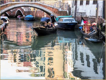 Reflets, Sandolo et Gondole sur le Rio del Mondo Novo, dans le Sestier du Castello à Venise.
