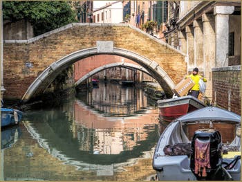 Dans les yeux des ponts Widmann et Pasqualigo, dans le Sestier du Cannaregio à Venise.