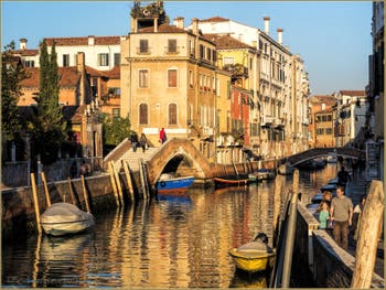Dans les Reflets d'Or du Rio dei Carmini, devant le pont Briati, dans le Sestier du Dorsoduro à Venise.