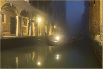 Gondole, Brouillard et Mystères de Venise, sur le Rio dei Santi Apostoli, dans le Cannaregio.