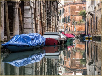 Plongée dans les Couleurs du Miroir du Rio de la Panada, dans le Sestier du Cannaregio à Venise.