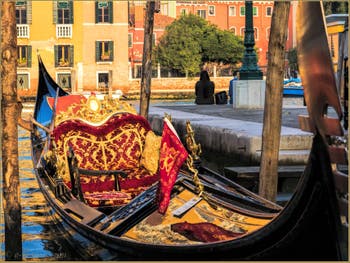 La Splendeur des Gondoles de Venise, sur le Grand Canal à coté de l'Accademia