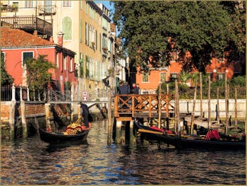 Gondoles et Gondoliers à San Vidal, à côté de l'Accademia, dans le Sestier de Saint-Marc à Venise.