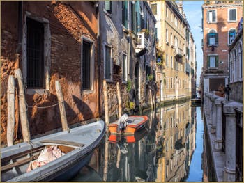 Reflets sur le Rio de la Panada, le long de la Fondamenta Giacinto Gallina, dans le Sestier du Cannaregio à Venise.