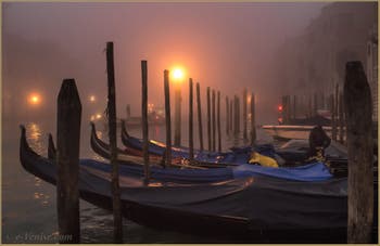 Gondoles dans le brouillard sur le Grand Canal de Venise.