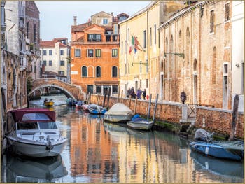 Le Rio de Santa Caterina, devant le pont de la Racheta, dans le Sestier du Cannaregio à Venise.