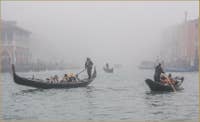 Gondoles dans le brouillard sur le Grand Canal