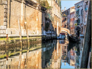 Gondole sur le Rio dei Santi Apostoli, dans le Sestier du Cannaregio à Venise.