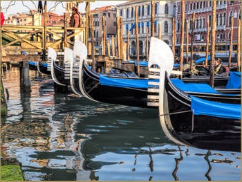 Les Gondoles de la Riva del Vin, le long du Grand Canal, dans le Sestier de San Polo à Venise.