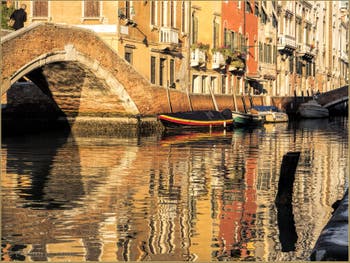 Dans l'Or du Rio dei Carmini sous le pont Briati, dans le Dorsoduro à Venise.