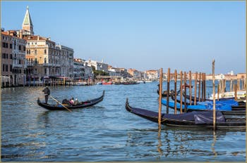 Gondoles sur le Grand Canal de Venise, face au bassin de Saint-Marc.
