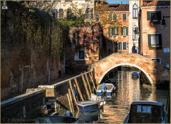 Venise Romantique, le Rio dei Grimani Servi et le pont Moro, dans le Cannaregio à Venise.