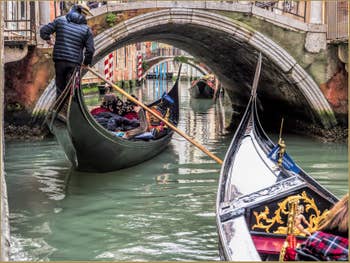 Gondoles sous le Pont Sant' Antonio qui relie le Castello au Sestier de Saint-Marc à Venise.