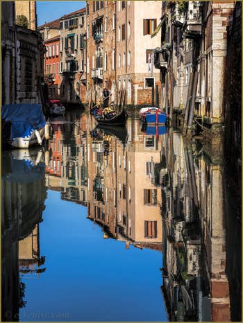 Gondole et reflets sur le Rio dei Santi Apostoli, dans le Sestier du Cannaregio à Venise.