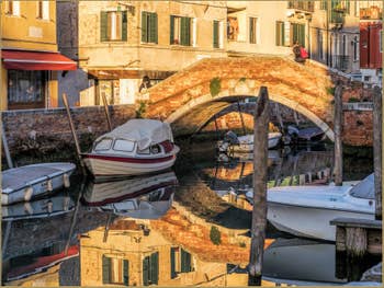 Reflets d'Or sur le Rio di San Nicolo Mendicoli devant le pont de la Piova, dans le Dorsoduro à Venise.
