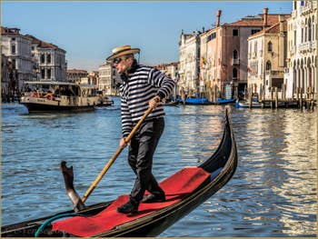 Gondolier sur le Grand Canal de Venise.