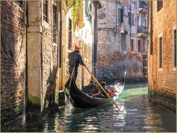 Gondole et Gondolier Rio dei Miracoli, dans le Cannaregio à Venise.