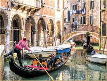 Gondoliers sur le Rio de Ca' Widmann devant le pont del Piovan, dans le Cannaregio à Venise.