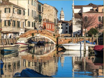 Les Reflets du Rio San Nicolo Mendicoli, dans le Dorsoduro à Venise.