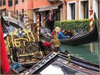 Gondoles sur le Rio dei Bareteri et devant le pont dei Pignoli, à Saint-Marc à Venise.