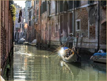 Gondole dans le Soleil du Rio dei Santi Apostoli, dans le Cannaregio à Venise.