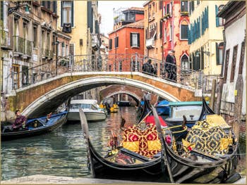 Gondoles sur le Rio del Mondo Novo, dans le Castello à Venise.