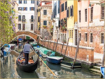 Gondole sur le Rio de Sant'Andrea, dans le Cannaregio à Venise.