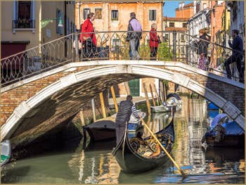 Gondole sur le Rio et sous le pont de San Stin, à San Polo à Venise.