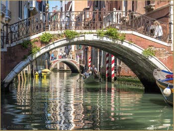 Gondole dans les reflets du Rio de la Fava, entre Saint-Marc et le Castello à Venise.