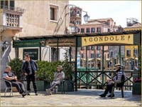 Les Gondoliers du Traghetto de Santa Sofia à Venise