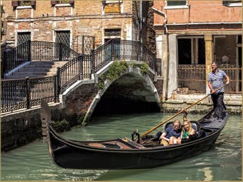 Amoureux en Gondole Rio de San Severo, dans le Castello à Venise.