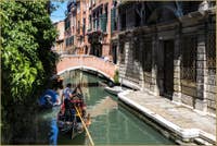 Gondole devant le pont Pasqualigo à Venise