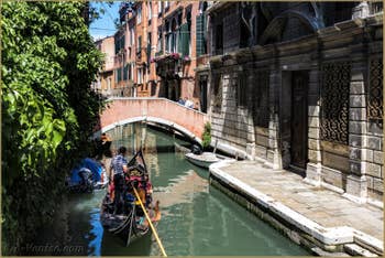 Gondole sur le Rio Widmann devant le pont Pasqualigo, dans le Cannaregio à Venise.