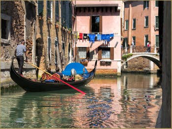 Gondole sur le Rio dei Santi Apostoli, dans le Cannaregio à Venise.